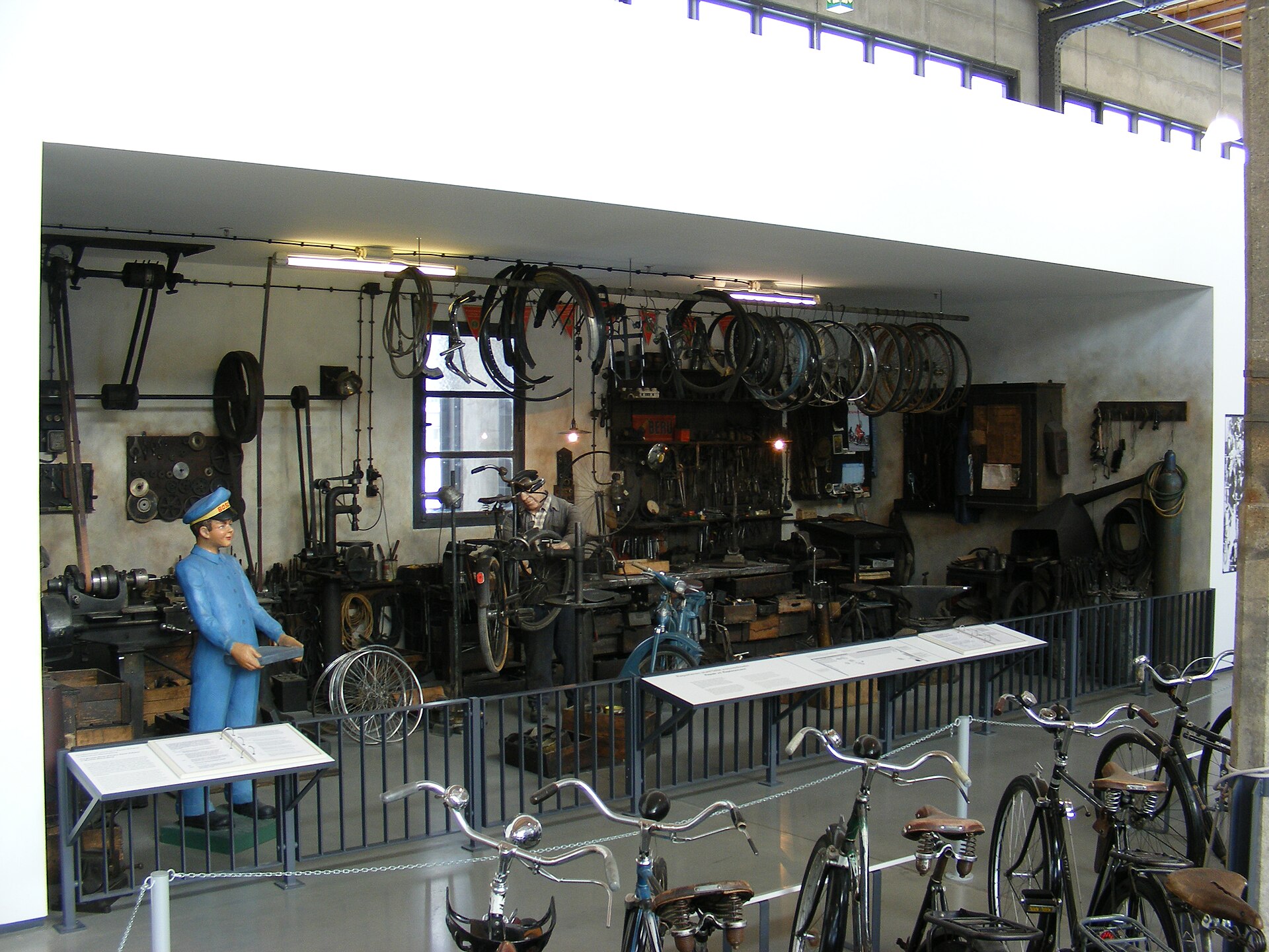 Zweiradmechanikerwerkstatt   Deutsches Museum Verkehrszentrum